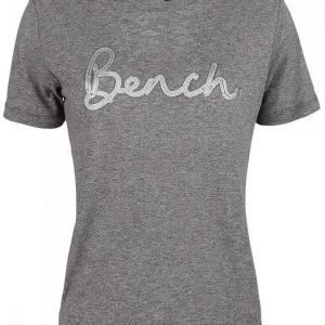 Bench Sequence Embroidery Tee Naisten T-paita