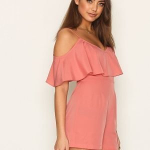 Nly Trend Frill Off Shoulder Play Suit Playsuit Vaaleanpunainen